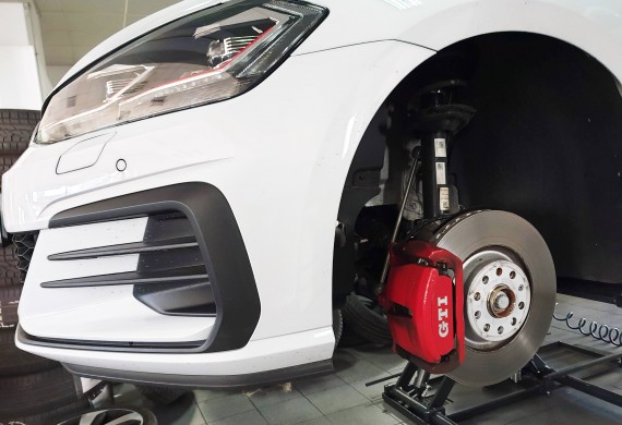 VW Golf GTI na wymianie opon w serwisie Sinclan